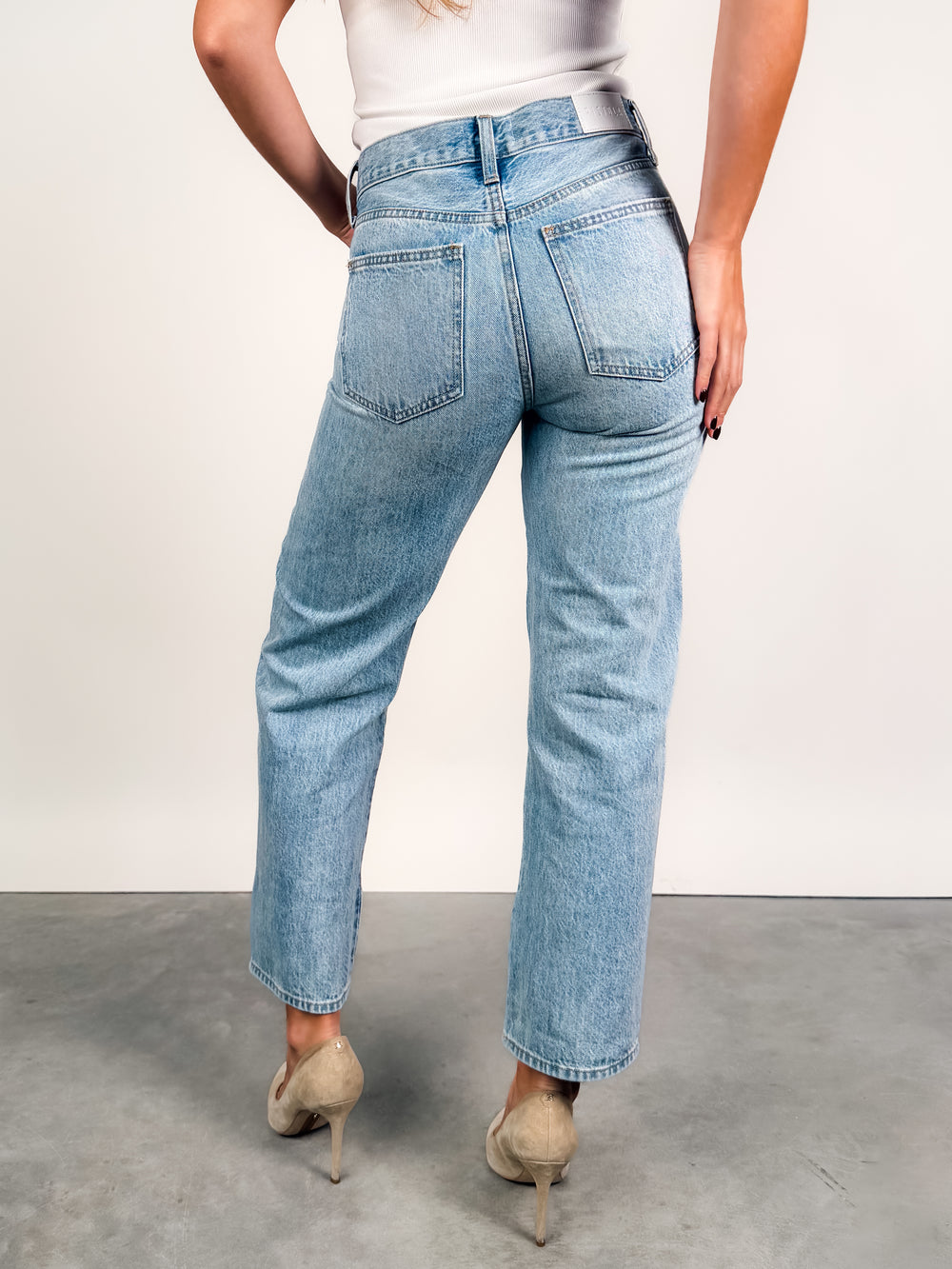 Lexi Mid Rise Bowed Straight Jean in Aries